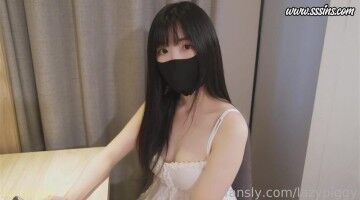 明明说好了只给口交，都把你口射了却还要被压在地上狠狠干