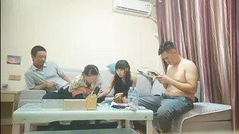 【换妻传媒】约巨乳夫妻4P交换，玩成人游戏调情，扶着肥臀后入，两个奶子操的直晃动