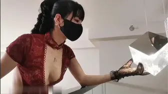 [糖心Vlog] 【淫娃欲姐】 情欲四射推特网红尤物【甜心宝贝】性感旗袍女郎，舔舐鲜嫩美味小穴，粗屌刺入爆肏小穴内射中