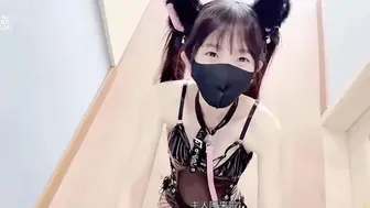 [糖心Vlog] 【萝莉女神】最新天花板萝莉女友【粉色情人】私人宠物之圈养萝莉，尾巴肛塞白虎嫩鲍，爆肏内射特写淫靡蜜壶