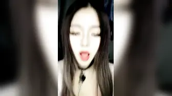 气质漂亮妹妹，颜值网红脸，带狗链，道具自慰，按到阴蒂和阴唇上表情呻吟很到位