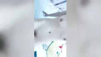 清纯大学生妹纸独自在家全裸自慰，微毛逼逼特写双指扣弄，闭眼一脸享受呻吟娇喘，翘起屁股对着镜头扭动