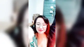 外卖店老板娘真空装上阵，开着店门偷偷播漏出奶子揉捏，勾搭小哥激情啪啪，关上门就开干口交大鸡巴后入抽插