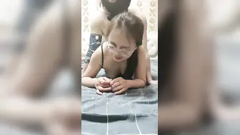 多人淫乱换妻游戏【上篇】全程露脸丝袜情趣装诱惑，淫声荡语各种玩弄，道具抽插口交大鸡巴，吃奶玩逼爆草蹂躏好骚.