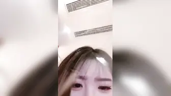 夜店气氛组渣女小可爱露脸激情大秀，深夜陪狼友发骚，诱惑舞蹈听狼友指挥展示性感骚穴，水多粉嫩人美又骚