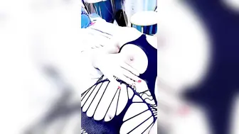妈妈调教女儿全程露脸情趣诱惑，妈妈很骚女儿很美，双头道具插入无毛骚逼浪荡呻吟，精彩刺激不断不要错过