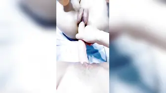妈妈调教女儿全程露脸情趣诱惑，妈妈很骚女儿很美，双头道具插入无毛骚逼浪荡呻吟，精彩刺激不断不要错过
