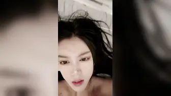 冷艳颜值女神被炮友各种操【下篇】近距离特写舔蛋，爸爸用大JB插我，淫语骚话娇喘不断，对着镜头进进出出猛操