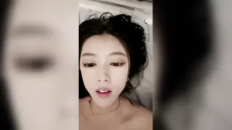 冷艳颜值女神被炮友各种操【下篇】近距离特写舔蛋，爸爸用大JB插我，淫语骚话娇喘不断，对着镜头进进出出猛操