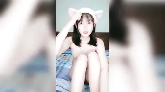 刚下海00后甜美小妹，全身粉嫩贫乳小奶子，一线天粉穴，特写掰开紧致小穴，一脸呆萌，自摸娇喘呻吟，嗲嗲很好听