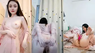 绝美颜值酒窝女神性感睡衣若隐若现，跪在床上翘起屁股给你看，来大姨妈塞着棉棒，掰开美穴跳蛋震动