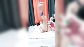 人妻的诱惑【中篇】全程露脸先自慰再玩SM，逼毛整的好有型，吊起来电击逼逼和奶子爽的直颤抖，风油精刺激高潮