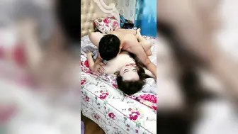 会所培训新人【下篇】精彩4P全程露脸激情啪啪，渣男骚女各种抽插教骚逼如何服侍男人，口交大鸡巴从浴室草到床上