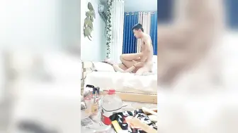 偷情男女尽情释放，全程露脸风骚的学妹配合小哥的各种抽插，边亲边草后入翘臀，风情迷人呻吟可射表情好骚啊