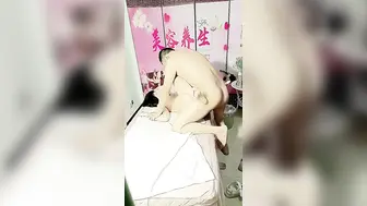 【美容养生馆】大叔忽悠女顾客【上篇】激情啪啪，色情按摩揉捏骚奶子玩骚逼淫水已湿透，大鸡巴各种爆草口交大鸡巴真骚