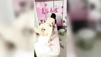 【美容养生馆】大叔忽悠女顾客【上篇】激情啪啪，色情按摩揉捏骚奶子玩骚逼淫水已湿透，大鸡巴各种爆草口交大鸡巴真骚