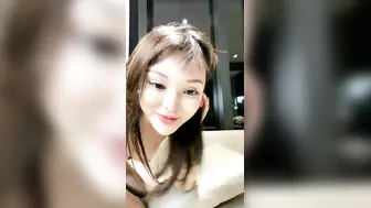 强力推荐【上篇】刚播完美级别无毛粉穴美女，包臀裙开档内裤，坚挺大白美乳身材一流，振动棒按摩器双管齐下，大量出白浆似牛奶