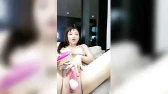 强力推荐【下篇】刚播完美级别无毛粉穴美女，包臀裙开档内裤，坚挺大白美乳身材一流，振动棒按摩器双管齐下，大量出白浆似牛奶