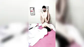 忽悠女顾客做特殊服务激情4P【上篇】大黑牛玩弄骚穴揉捏骚奶子，大鸡巴塞他嘴里口交，多体位暴力抽插，高潮不断