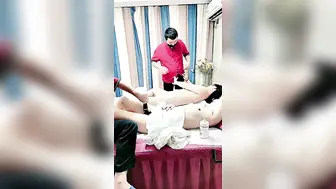 忽悠女顾客做特殊服务激情4P【上篇】大黑牛玩弄骚穴揉捏骚奶子，大鸡巴塞他嘴里口交，多体位暴力抽插，高潮不断