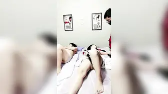 忽悠女顾客做特殊服务激情4P【上篇】大黑牛玩弄骚穴揉捏骚奶子，大鸡巴塞他嘴里口交，多体位暴力抽插，高潮不断