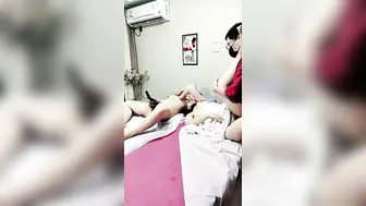 忽悠女顾客做特殊服务激情4P【上篇】大黑牛玩弄骚穴揉捏骚奶子，大鸡巴塞他嘴里口交，多体位暴力抽插，高潮不断