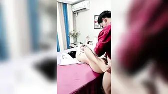忽悠女顾客做特殊服务激情4P【上篇】大黑牛玩弄骚穴揉捏骚奶子，大鸡巴塞他嘴里口交，多体位暴力抽插，高潮不断