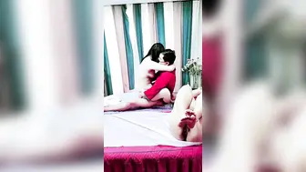 忽悠女顾客做特殊服务，口交大鸡巴玩奶子抠骚逼，草逼比赛开始了激情4P，各种爆草抽插浪叫不止高潮不断刺激