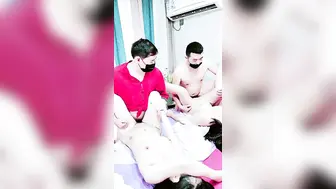 忽悠女顾客做特殊服务，口交大鸡巴玩奶子抠骚逼，草逼比赛开始了激情4P，各种爆草抽插浪叫不止高潮不断刺激