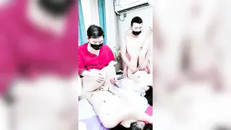 忽悠女顾客做特殊服务，口交大鸡巴玩奶子抠骚逼，草逼比赛开始了激情4P，各种爆草抽插浪叫不止高潮不断刺激