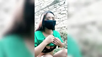 户外小少妇苞米地边勾搭农民伯伯激情啪啪，口交大鸡巴让小哥草嘴，直接站着爆草抽插揉捏骚奶子，激情上位