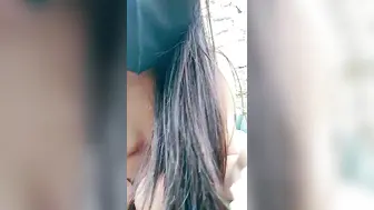 户外小少妇苞米地边勾搭农民伯伯激情啪啪，口交大鸡巴让小哥草嘴，直接站着爆草抽插揉捏骚奶子，激情上位