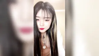 娇小可爱颜值高【裸舞-下篇】好身材的小渣女全程露脸小秀，深夜陪狼友骚，互动狼友诱惑舞蹈，掰开骚穴看特写精彩刺激