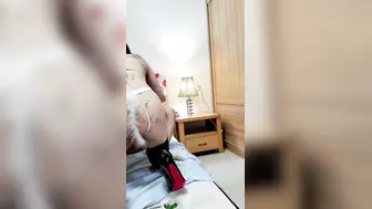 小哥的性奴母狗【中篇】黑丝高跟跪地爬行让小哥溜着玩，69口交大鸡巴满身的淫词荡语，性奴贱婢爸爸专用精液公测