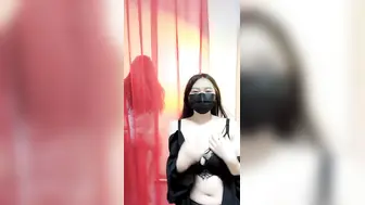 巨乳奶妈和白浆少妇【激情裸舞-上篇】轻纱胀里的风骚女非常诱惑，揉奶摸逼撞骚臀好刺激，挤奶水给狼友喝别错过