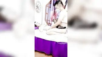 带新男技师培训手法按摩女顾客【中篇】小哥玩起了双飞，享受两个骚逼的口活服务，多体位抽插轮草两女精彩刺激不断