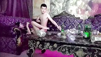 【极品KTV骚妇】老哥叫了个颜值不错少妇，唱唱歌撩起裙子摸逼，KTV沙发上开操，口交上位骑乘猛操