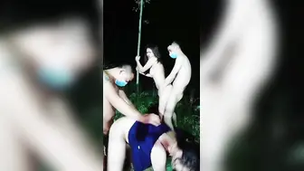 【深夜户外强奸闺蜜-上篇】夏天到了，适合野外群P，两男两女淫乱聚会，小姐妹在空旷田野肆意狂叫