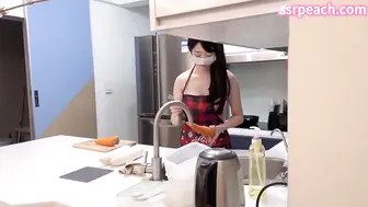 到同学家做客，身材火辣的蔡妈妈，请我帮忙下厨，事情却演变得一发不可收拾
