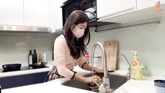 【NTR】_饥渴人妻报复老公_勾引出轨快递员_挨操时还给老公打电话_被快递员的大鸡吧内射中出