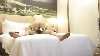 苗条瘦小妹子挺抗操，各种动作配合。