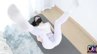 懒懒猪儿_淫妻骚穴在客厅被瑜伽教练大黑屌后入狂操，绿帽老公还在房里睡，精液顺腿流进卧室