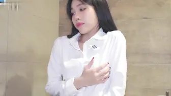 反差婊骚穴发痒卫生间自慰满脑子小表弟被无套猛怼