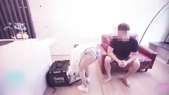 淫荡的外卖送货员 小妹的五星好评中出服务