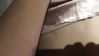清纯学生妹拿着手机对着镜子拍摄被男友后入