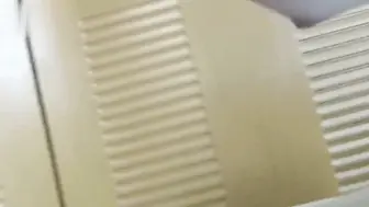 妹妹顺从地张开红唇，为他进行着深入的口交，舌尖灵巧地舞动，哥哥的欲望再也无法抑制
