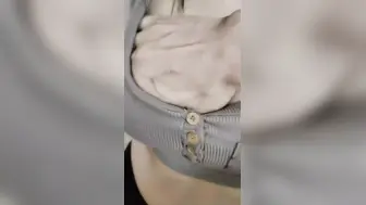 嫂子为了让我离不开她，每天锻炼，到把身材保持那么好，还趁大哥不在，不时的诱惑我。