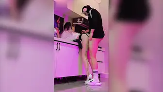 完美身材大长腿！直接趴着后入，女主声音又是嗲嗲的真够反差 淫叫声夹杂着求饶与欲求不满的挑逗，反差极致勾人欲火