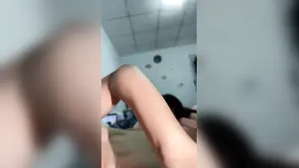 年轻就是好啊，小情侣在出租屋大干一场，激情口爆，老汉推车，内射到小穴还意犹未尽！