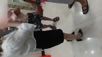 忽悠做外围表姐来家见面好尴尬扒光操她丝袜高跟短裙让两兄弟3P